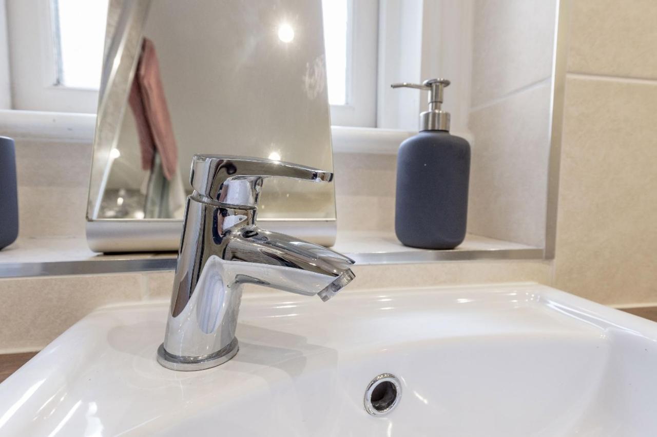 Stunning 1 Bed At Holyrood Palace & Arthurs Seat Edinburgh Bagian luar foto